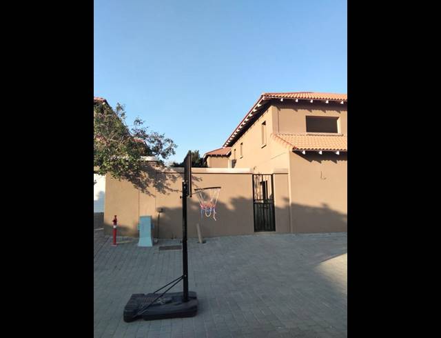 5 BEDROOM HOUSE FOR SALE IN FOURWAYS
